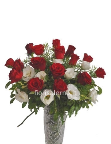 Bouquet di 12 rose rosse a stelo medio e fiori bianchi