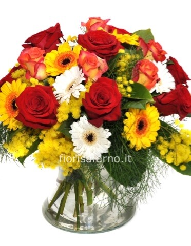 Bouquet di rose e gerbere con mimosa