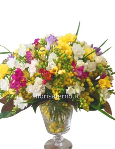 Bouquet di fresie con mimosa