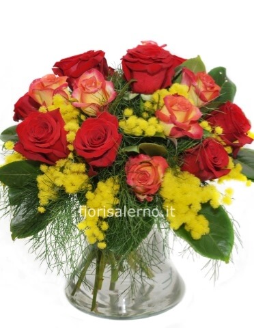 Bouquet di rose con mimosa