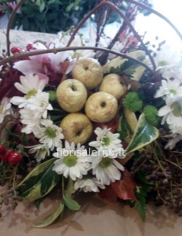 Composizione co fiori,frutta e mimosa