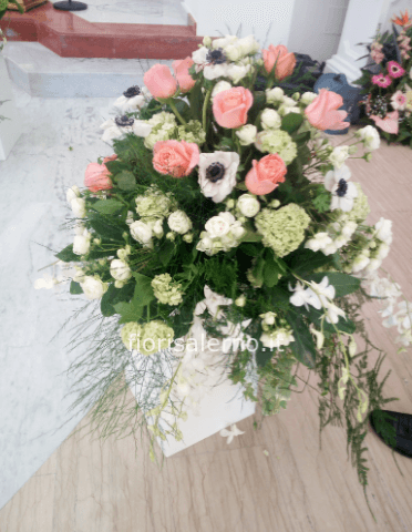 Composizione con ortensie e rose rosa