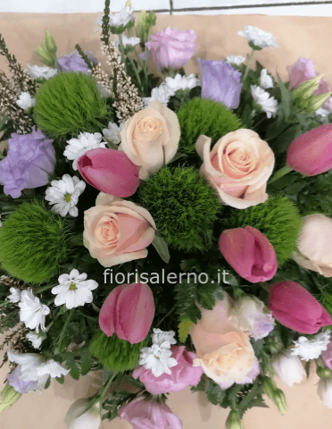 Composizione con tulipani e fiori di campo