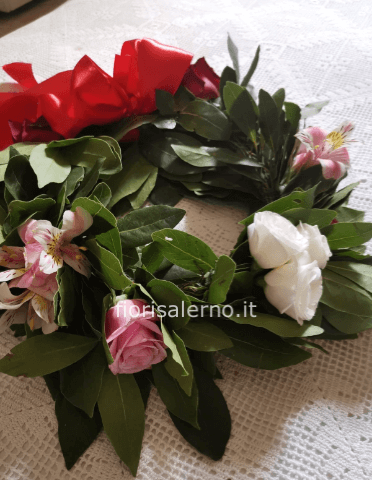 Coroncina di alloro con fiori da prenotare 2 giorni prima della consegna