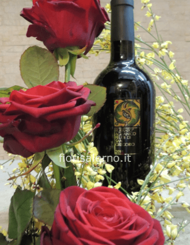 Bottiglia di vino rosso o bianco, e tre rose rosse