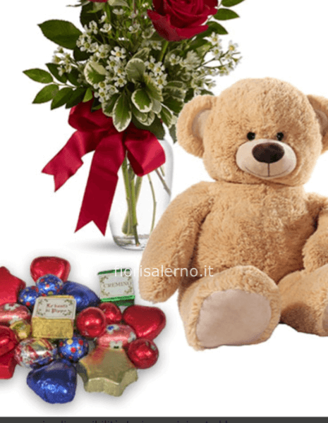 Tre rose rosse un sacchetto di cioccolatini e un peluche