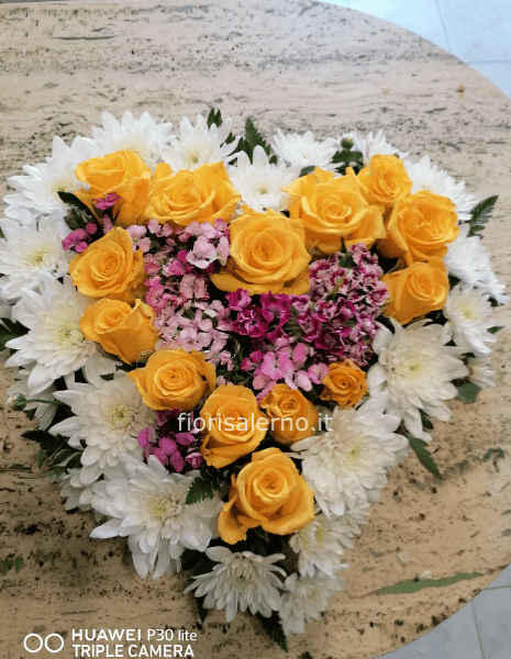 Cuore con rose e margherite