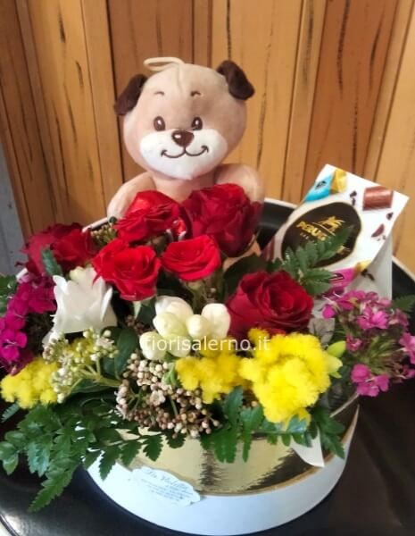 Flower box con cioccolatini e peluche  in scatola rotonde o quadrata a secondo della disponibilità 