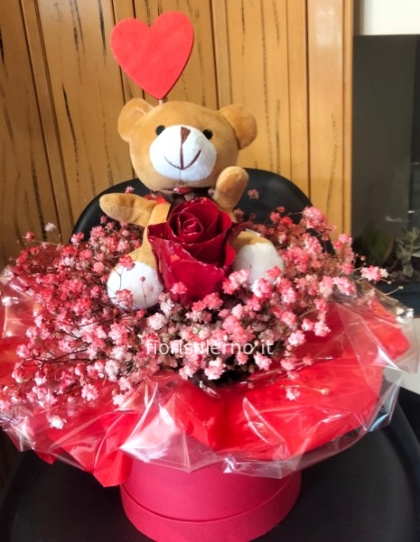 Flower box con rossa di cera peluche e cuoricino